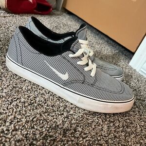 Nike Men's Black and White Patterned Sneakers